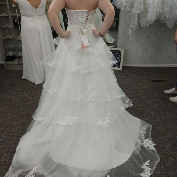 Wedding dress - Picture 2 of 3